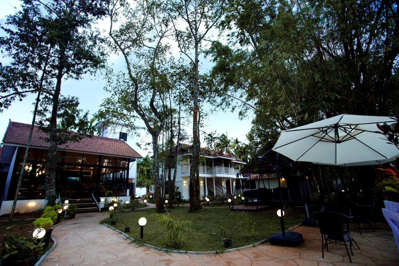 Bamboo Lagoon Backwater Front Resort Alappuzha Exterior photo