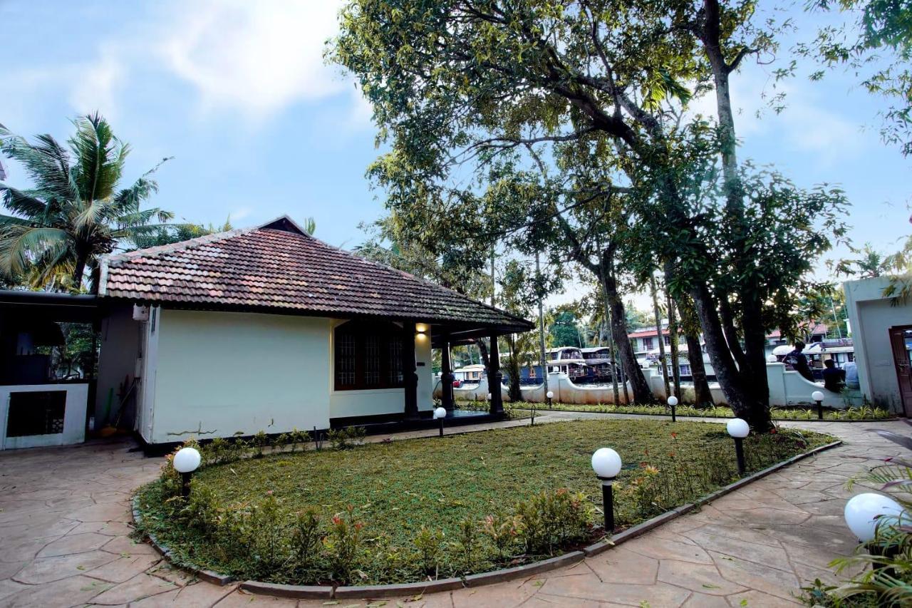 Bamboo Lagoon Backwater Front Resort Alappuzha Exterior photo
