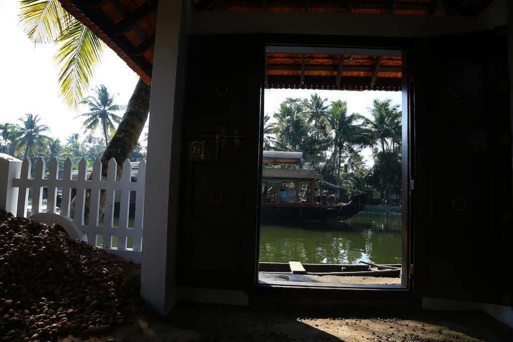 Bamboo Lagoon Backwater Front Resort Alappuzha Exterior photo