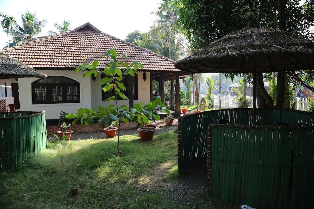 Bamboo Lagoon Backwater Front Resort Alappuzha Exterior photo